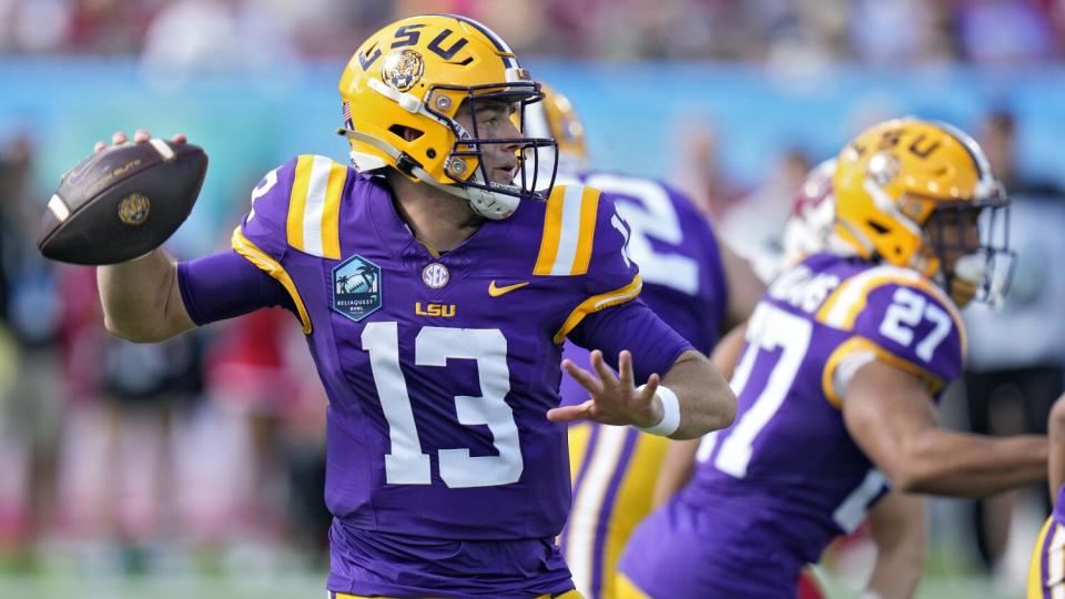 Garrett Nussmeier throws for LSU.