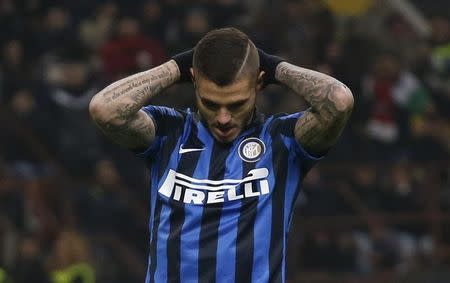 Football Soccer - AC Milan v Inter Milan Serie A - San Siro Stadium, Milan, Italy - 31/01/16. Inter Milan's Mauro Icardi reacts after missing a penalty kick during the match against AC Milan. REUTERS/Alessandro Garofalo