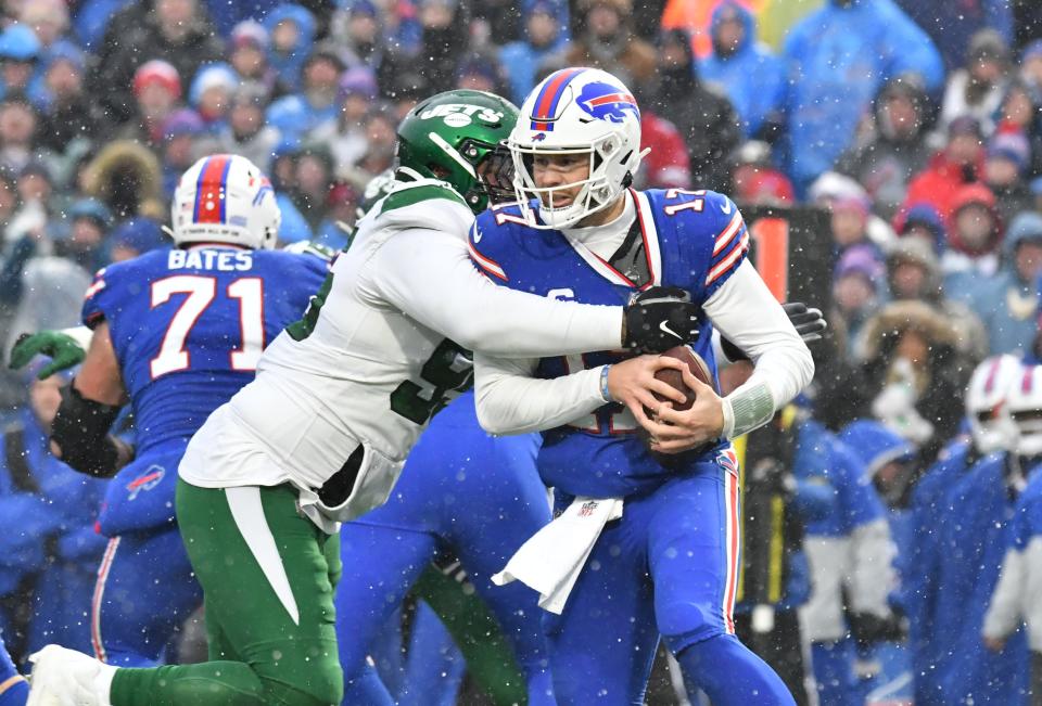 11 de diciembre de 2022;  Orchard Park, Nueva York, Estados Unidos;  El mariscal de campo de los Buffalo Bills, Josh Allen (17), es despedido por el tackle defensivo de los New York Jets, Quinnen Williams (95), en el primer cuarto en el Highmark Stadium.  Crédito obligatorio: Mark Konezny-USA TODAY Sports