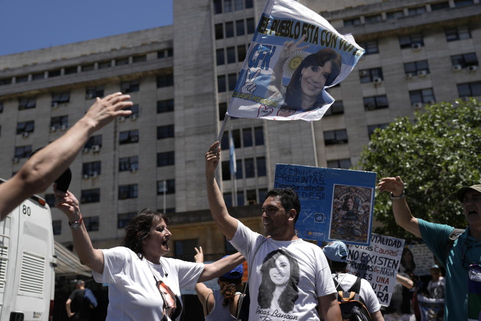 Partidarios de la expresidenta argentina Cristina Fernández se reúnen frente a la corte donde se espera que los jueces anuncien la sentencia en un caso de asociación ilícita y defraudación al Estado en su contra en Buenos Aires, Argentina, el martes 6 de diciembre de 2022. (AP Foto/Rodrigo Abd)