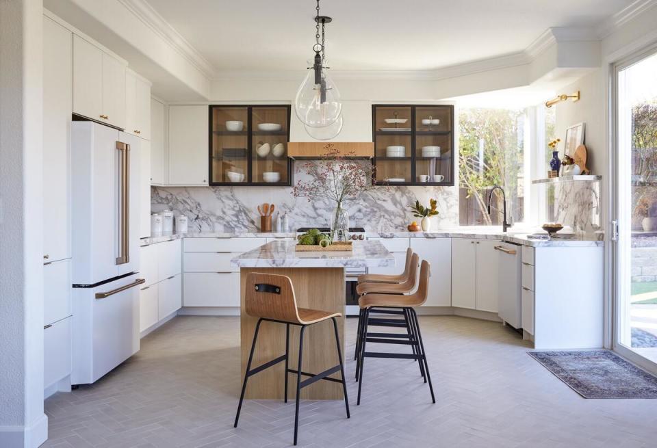 With all of the materials on-site before the construction crews arrived, the designer oversaw this layered kitchen remodel in less than a month