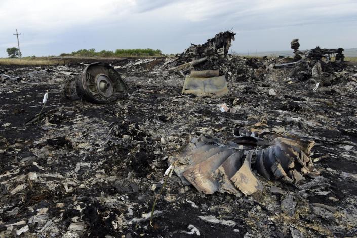 Debris from Malaysia Airlines flight MH17 lies at the crash site in rebel-held east Ukraine, on July 19, 2014 (AFP Photo/Alexander Khudoteply)