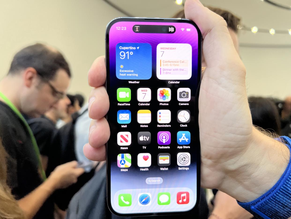 Apple's iPhone 14 Pro gets a new display with a 'Dynamic Island' that displays app updates. (Image: Howley)