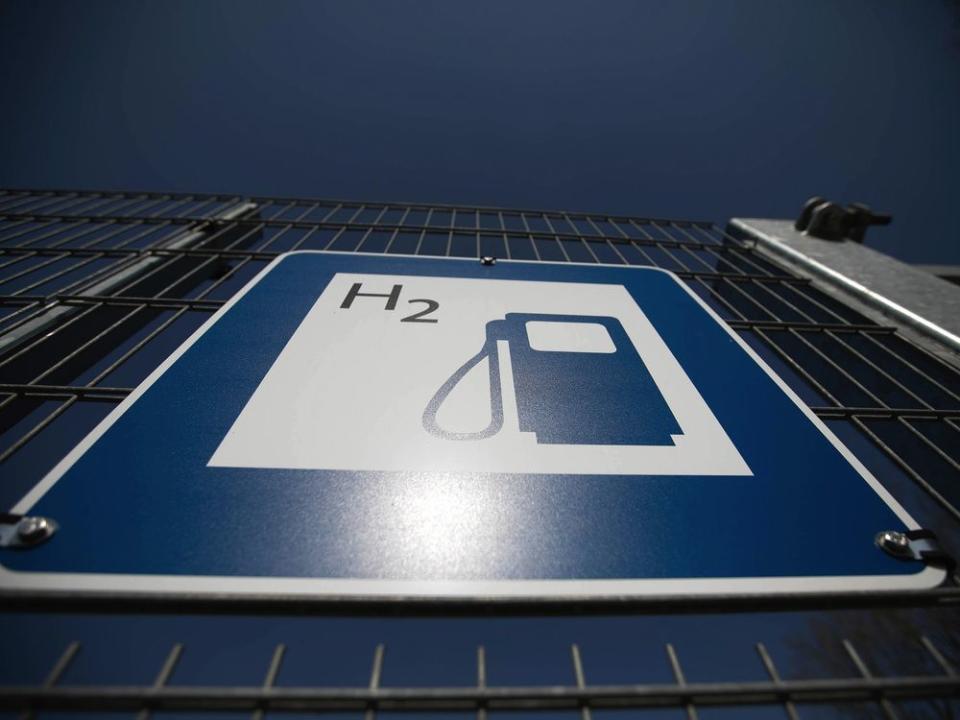  A hydrogen fuel pump sign in Germany.