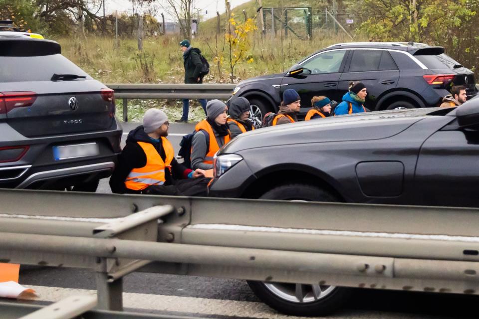 Participants of a climate test block traffic on the A113 shortly before the exit to Berlin Brandenburg Airport (BER) "Willy Brandt".