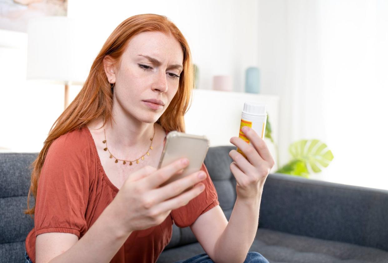 <a href="https://www.shutterstock.com/es/image-photo/woman-checking-medicine-pill-components-on-2182268299" rel="nofollow noopener" target="_blank" data-ylk="slk:Tommaso79 / Shutterstock;elm:context_link;itc:0;sec:content-canvas" class="link ">Tommaso79 / Shutterstock</a>