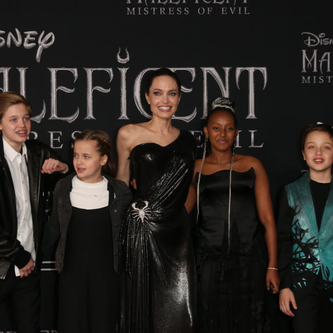 Angelina Jolie con su hija Vivienne, a su izquierda en la foto credit:Bang Showbiz