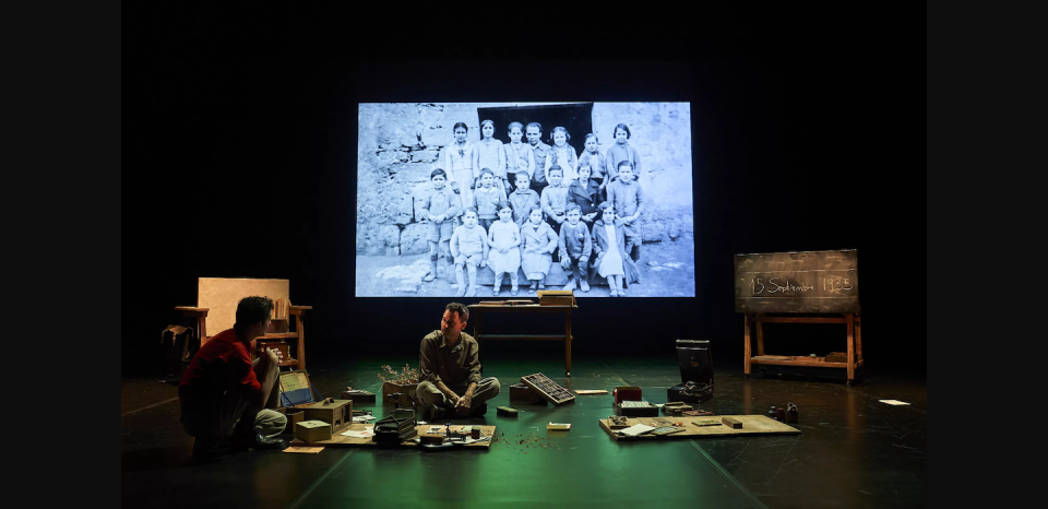 Imagen de la obra de teatro <em>El mar. Visión de unos niños que no lo han visto nunca</em>, de Xavier Bobés y Alberto Conejero. <a href="https://www.teatroabadia.com/espectaculo/el-mar/" rel="nofollow noopener" target="_blank" data-ylk="slk:Teatro de la Abadía;elm:context_link;itc:0;sec:content-canvas" class="link ">Teatro de la Abadía</a>