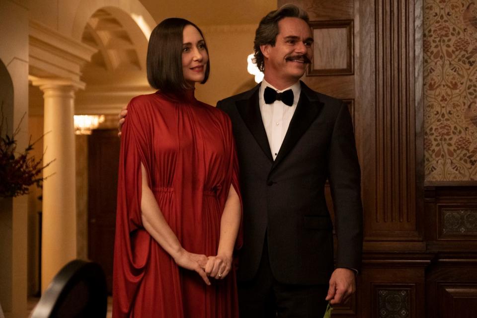 Bei Kates Mutter Eleanor Bishop (Vera Farmiga) und ihrem neuen Verlobten Jack Duquesne (Tony Dalton) ist nicht alles eitel Sonnenschein. (Bild: © Marvel Studios 2021 / Chuck Zlotnick)