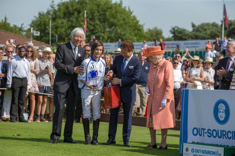 Adolfo "Poroto" Cambiaso, el hijo de Adolfito que ganó con su padre la Royal Windsor, en Inglaterra, y recibió el trofeo de la reina Isabel II