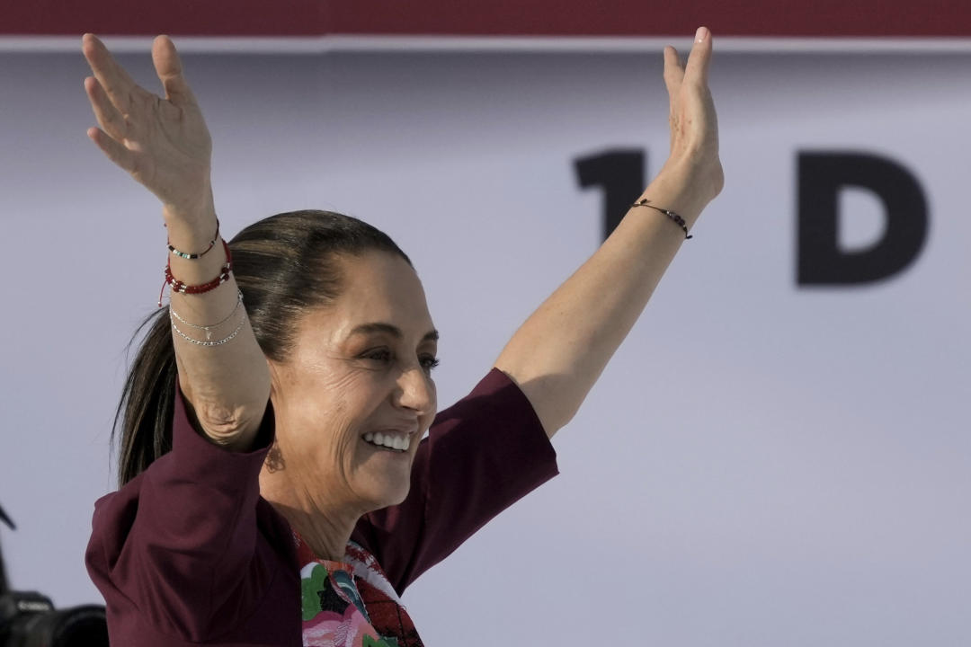 La candidata presidencial Claudia Sheinbaum en el mitin de apertura de campaña en el Zócalo de la Ciudad de México, el viernes 1 de marzo de 2024. (AP Photo/Marco Ugarte)