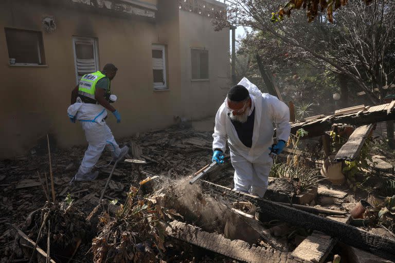 Voluntarios de la organización Zaka, en el kibutz Be'eri. (RONALDO SCHEMIDT / AFP)