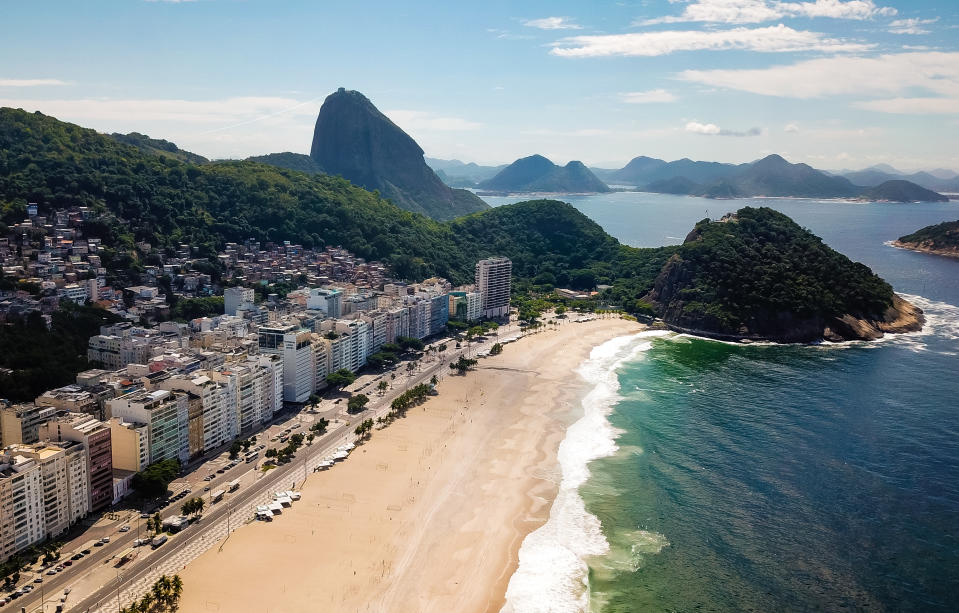 Vista aérea de la playa de Copacabana de Río de Janeiro (Brasil) sin gente el 29 de marzo. (Foto: Buda Mendes / Getty Images).