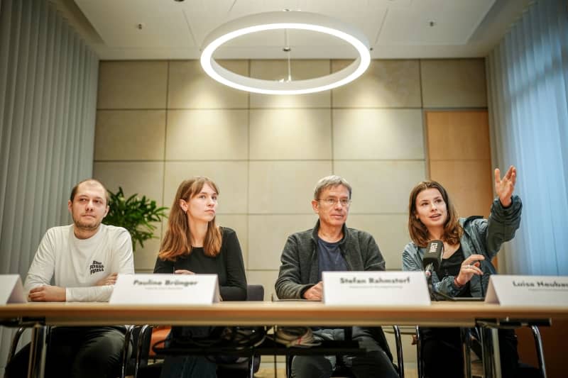 (LR) Ole Horn, Pauline Bruenger von Fridays For Future, Stefan Rahmsdorf, Potsdam-Institut für Klimafolgenforschung, und Luisa Neubauer, Fridays For Future geben auf einer Pressekonferenz gemeinsam mit Experten die Pläne der Bewegung für 2024 bekannt, um die aktuelle Situation zu charakterisieren .  Klima und Zustand der Demokratiebewegung.  Kay Nietfeldt/TBA