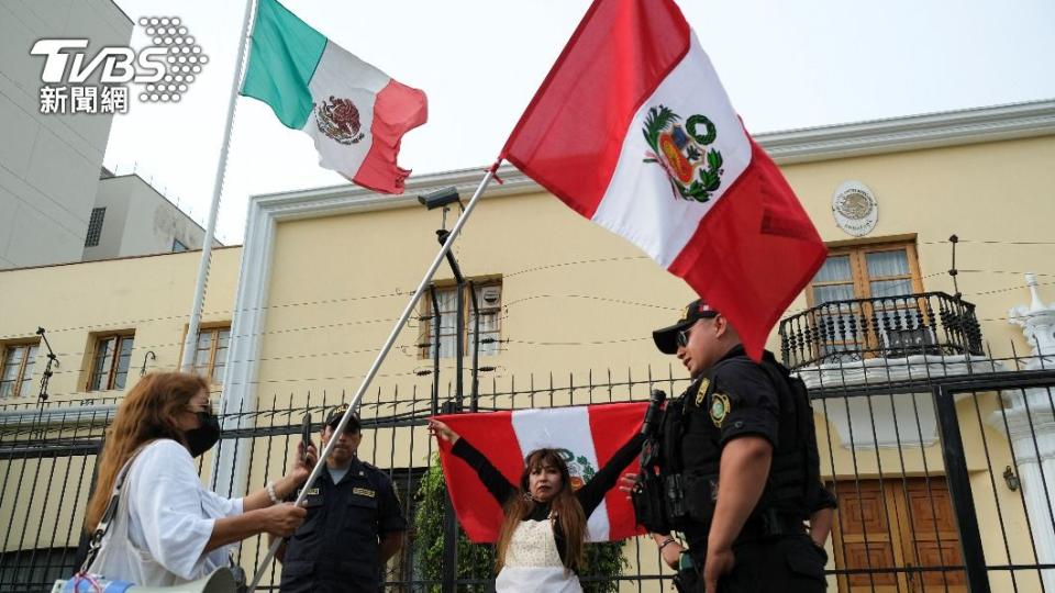 示威人士在墨西哥大使館外舉棋抗議。（圖／達志影像路透社）
