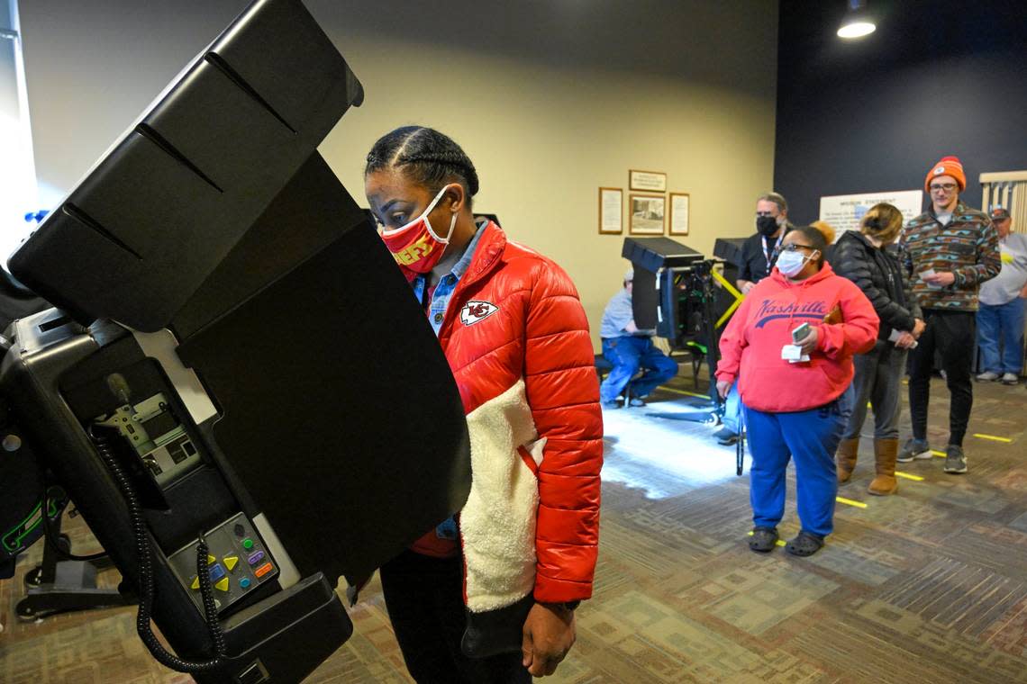 Kansas City voters, including Shay Brown, left, cast advance ballots in last November’s election at the Kansas City Board of Election Commissioners polling place in the basement of Union Station. Tammy Ljungblad/tljungblad@kcstar.com