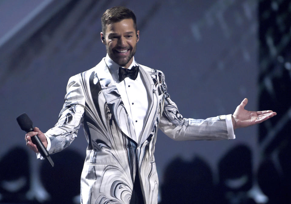 En esta foto del 14 de noviembre de 2019, Ricky Martin funge como anfitrión de los Latin Grammy en Las Vegas. Martin lanzó el jueves 28 de mayo del 2020 un EP titulado "Pausa". (AP Foto/Chris Pizzello, Archivo)