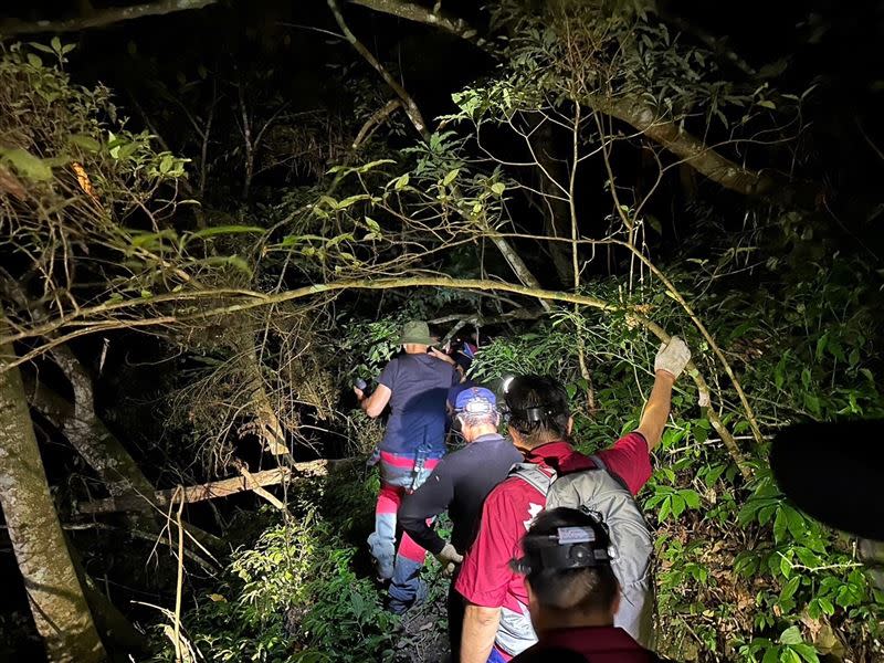 男子受困山谷動彈不得，幸好身邊有水源，餓到受不了就吃野草果腹，送醫後僅身體虛弱無大礙。(圖／翻攝畫面)