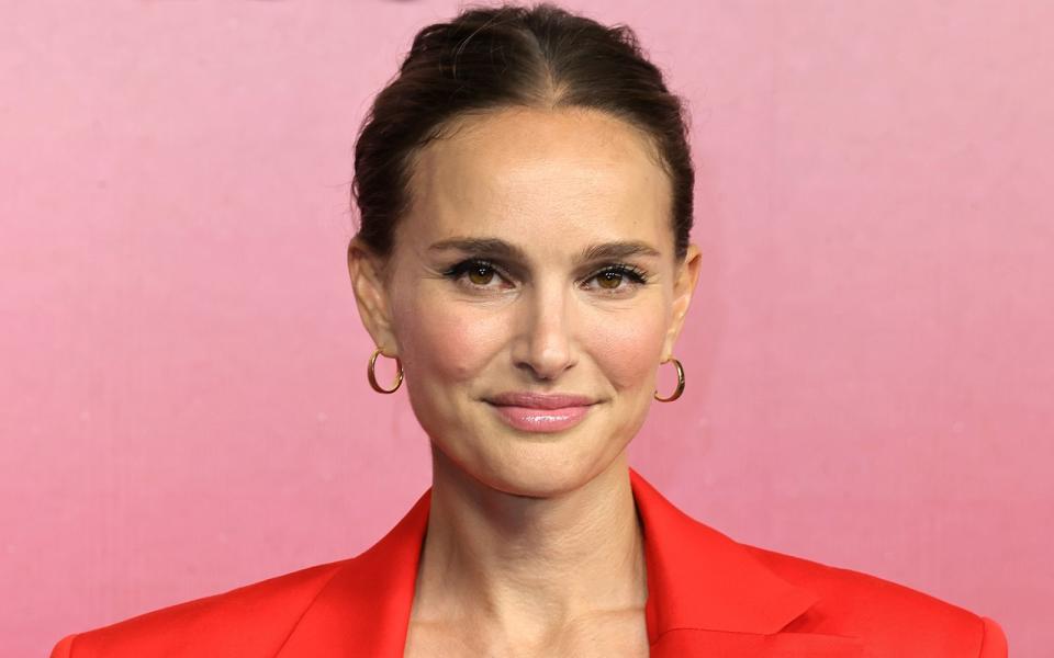 Und was bringt die Zukunft? Natalie Portman wirkte schon bei zahlreichen ihrer Filme als Produzentin mit, 2021 gründete sie mit einer Partnerin dafür eine eigene Firma namens MountainA, die einen Vertrag mit AppleTV+ abschloss. Erstes Projekt für den Streamingdienst: die Miniserie "Lady in the Lake", in der Portman auch die Hauptrolle übernehmen wird. (Bild: Kevin Winter/Getty Images)