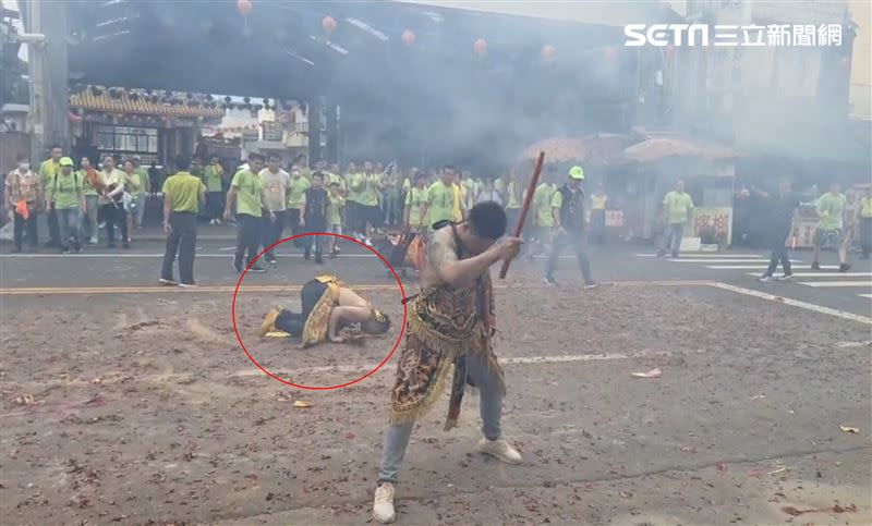 台中某宮廟李姓乩身昨日有神明降駕時突然倒地，送醫不治。（圖／翻攝畫面）