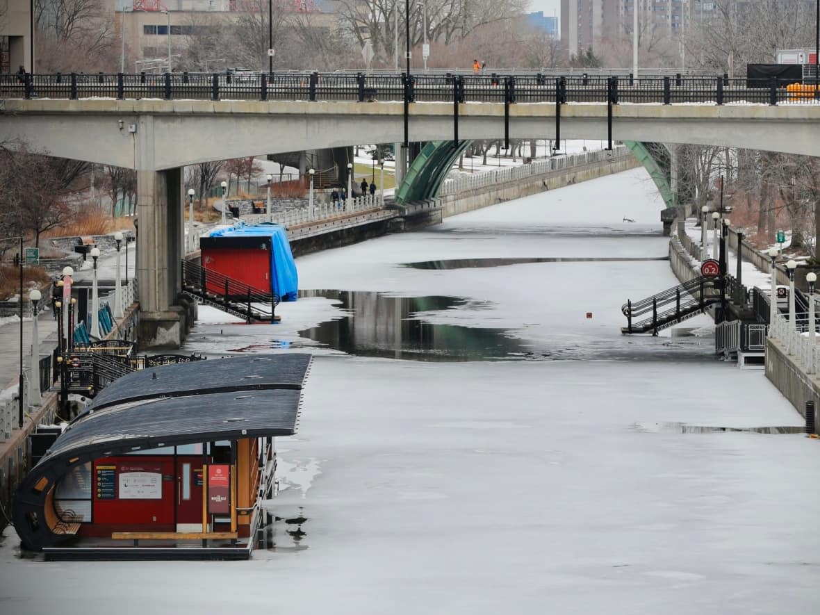 A BeaverTails kiosk stands on a closed section of the Rideau Canal Skateway in downtown Ottawa.  (Christian Patry/Radio-Canada - image credit)