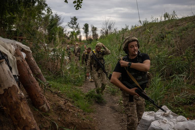 Soldados ucranianos, en una posición en el frente de batalla en Kherson. (Jim Huylebroek/The New York Times)