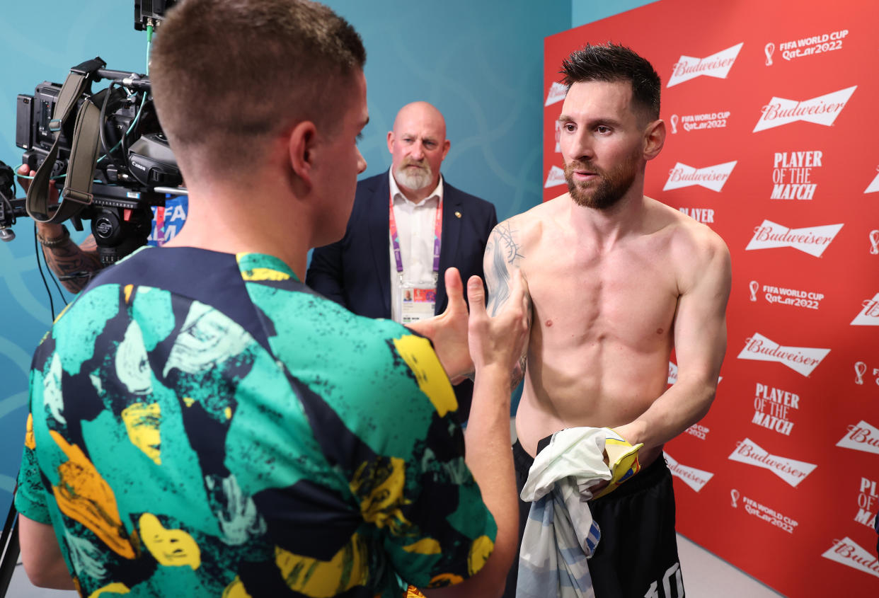 Lionel Messi es tan grande que hasta los jugadores de Australia, a quienes eliminó, le pidieron una foto. (Foto: Mark Metcalfe - FIFA/FIFA via Getty Images)