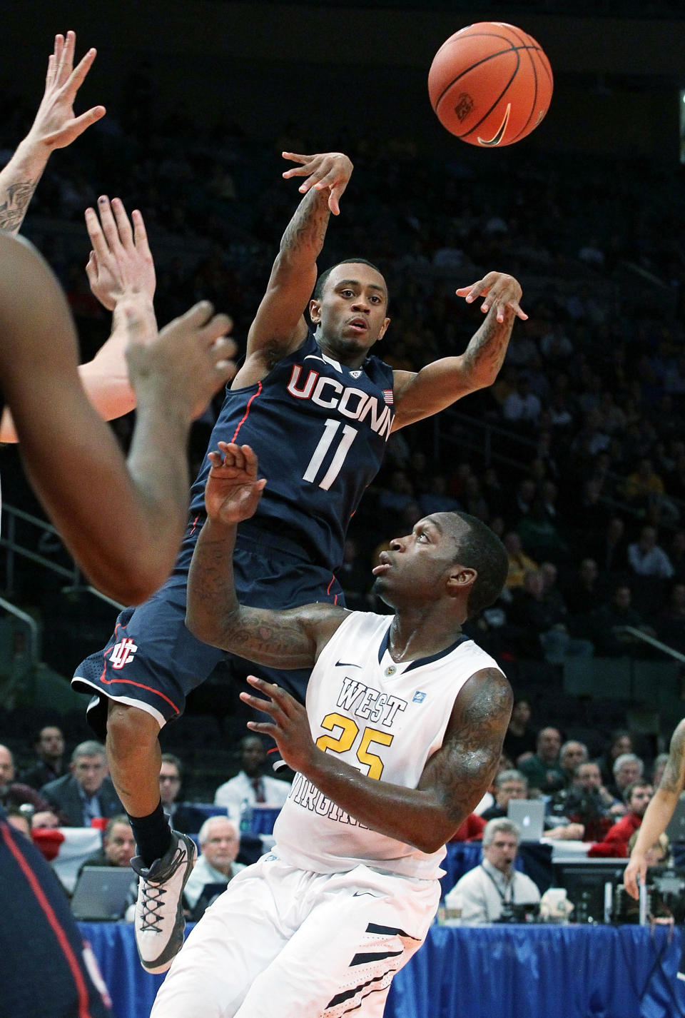 NEW YORK, NY - MARCH 07: Ryan Boatright #11 of the Connecticut Huskies passes the ball against Darryl Bryant #25 of the West Virginia Mountaineers during their second round game of the 2012 Big East Men's Basketball Tournament at Madison Square Garden on March 7, 2012 in New York City. (Photo by Jim McIsaac/Getty Images)