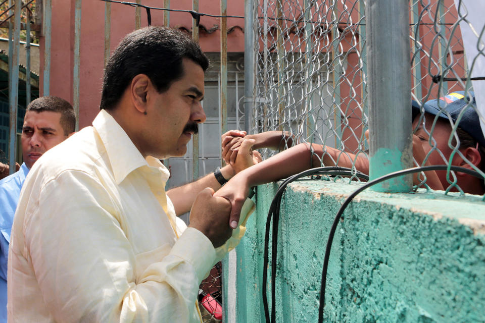 Maduro habla con residentes de un barrio marginal en Caracas el 20 de febrero de 2013.