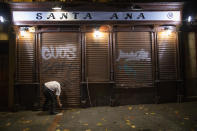 Un establecimiento madrileño echa el cierre tras la entrada en vigor del toque de queda. (Photo by Pablo Blazquez Dominguez/Getty Images)