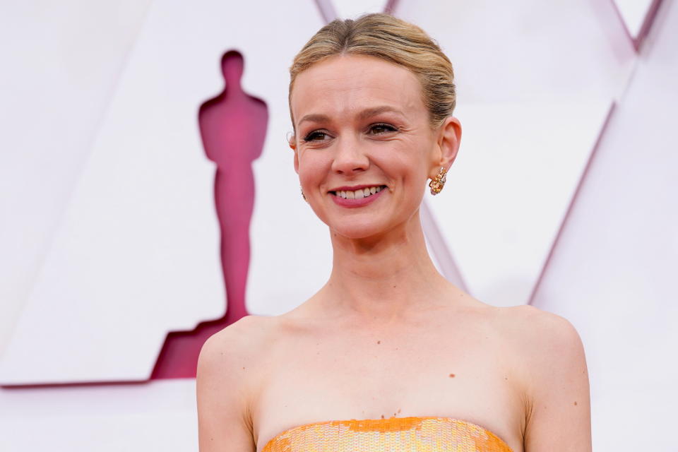 Carey Mulligan arrives to the Oscars red carpet