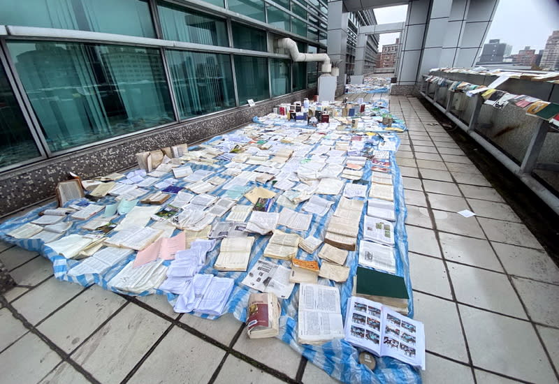 國台圖藏書遭水損  通風處攤平風乾（2） 國立台灣圖書館12日表示，地震影響的水損書籍龐 大，古籍珍本會採最高規格進行低溫冷凍乾燥處理； 一般圖書在無機器處理情況下，為避免滋生黴菌，會 先在通風處攤平風乾，且記錄書籍狀況。 （國立台灣圖書館提供） 中央社記者黃旭昇新北市傳真  113年5月12日 