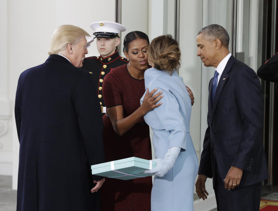En esta foto del 20 de enero del 2017, la primera dama Michelle Obama, flanqueada por el presidente Barack Obama y el entonces presidente electo Donald Trump, saluda a Melania Trump a la entrada de la Casa Blanca en Washington. (AP Foto/Evan Vucci)