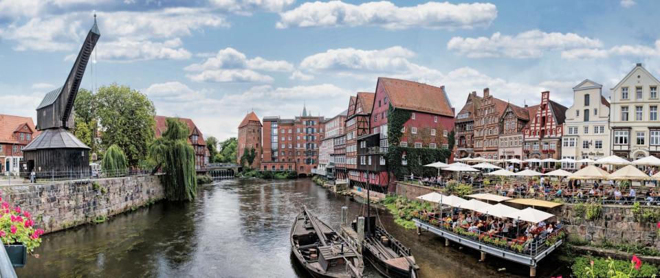 Das historische Hafenviertel am Stintmarkt ist ein zentraler Anlaufpunkt im niedersächsischen Lüneburg, wo sich Wohnungen in Zukunft immer wertvoller werden. - Copyright: picture alliance / imageBROKER | Klaus Rein