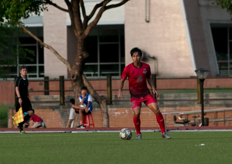 台灣企業甲級足球聯賽開踢，高雄市台電足球隊選手林昌倫上場比賽。