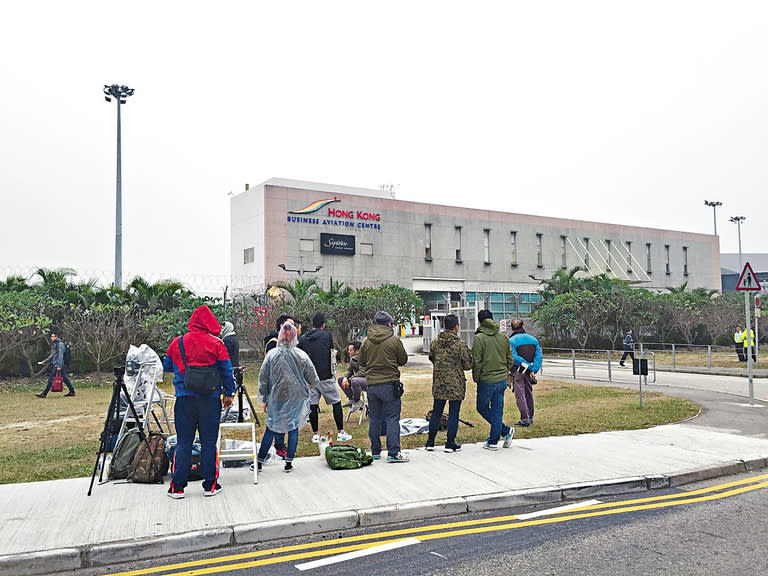 ■華仔昨日乘醫療專機返港，大批記者在場守候。