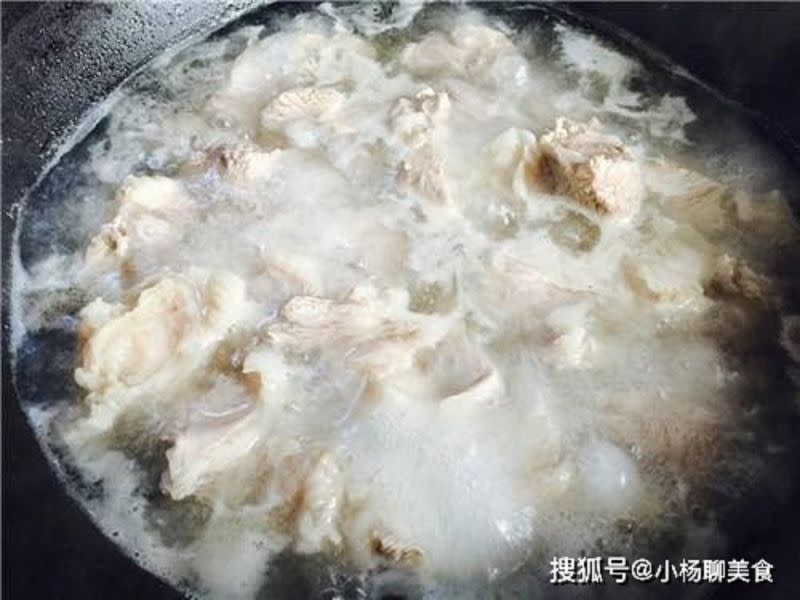 ▲羊肉到底要怎麼去腥呢？搜狐美食專欄《小楊聊美食》近日就透露，燉羊肉加「蘿蔔」一起煮，味道將會很銷魂，不僅提鮮，還很營養。（圖／翻攝自《小楊聊美食》）