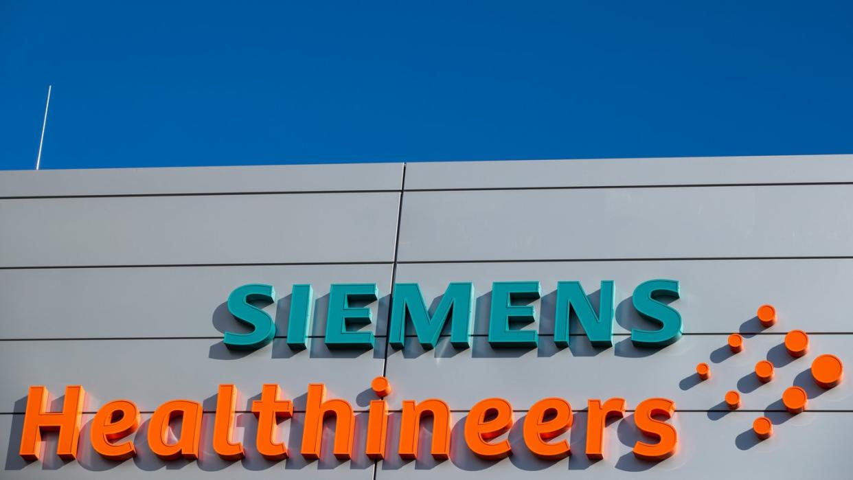 Das Logo und die Schriftzüge am neuen Hauptquartier des Medizintechnikkonzerns Siemens Healthineers.