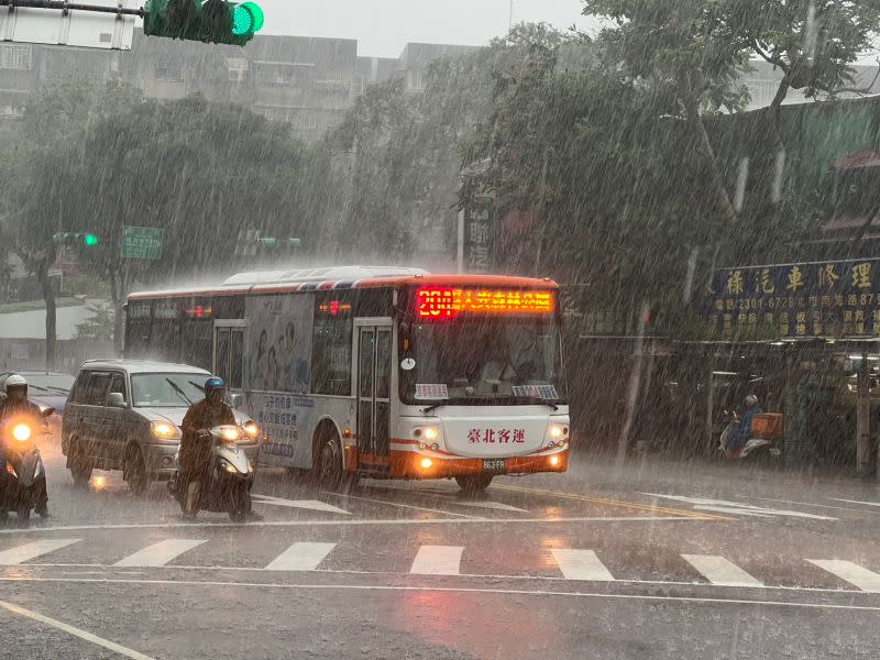 ▲泰利颱風即將生成，週末開始台灣各地都有降雨，下週低壓帶影響，午後雷陣雨將再次侵襲。（圖／記者張志浩攝）