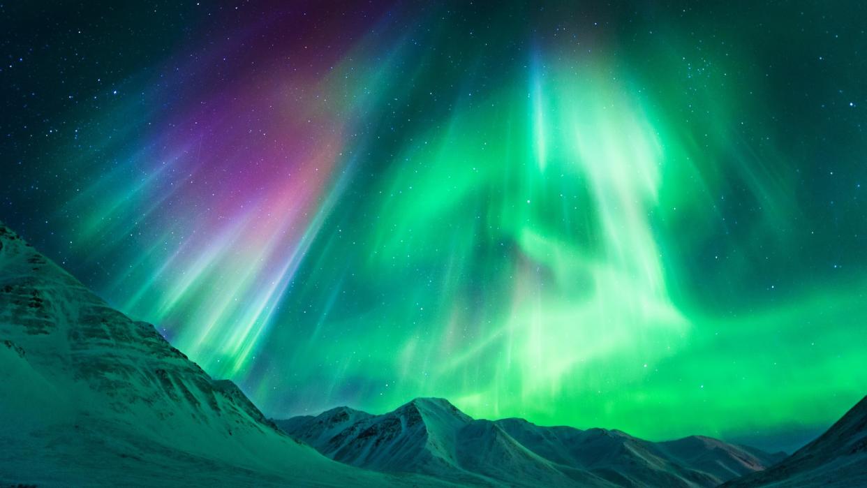  Stong geomagnetic Aurora Borealis (Northern Lights) above Alaskan mountains, Atigun Pass - Dalton highway (North of Fairbanks), Alaska, USA. 