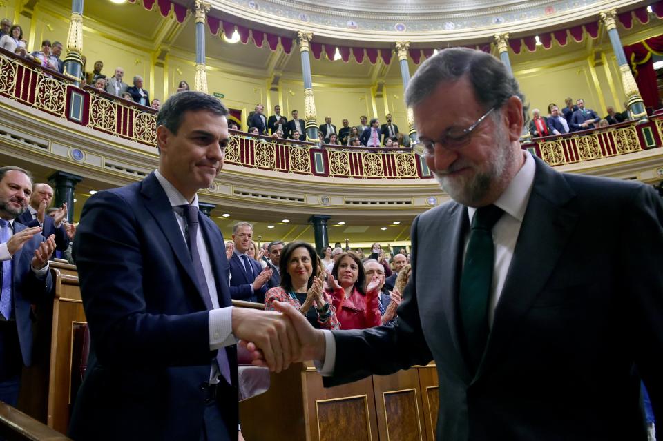 Mariano Rajoy felicitando a Sánchez tras el triunfo de la moción de censura que le hizo en 2018. (Foto: Pierre-Philippe Marcou / AFP / Getty Images).