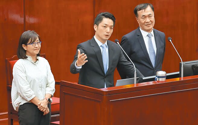 台北市長蔣萬安（中）和副市長林奕華（左）、李四川（右）29日到市議會接受市政總質詢，有議員提到人口回升到250萬，將增設第3位副市長，蔣萬安表示，第3位副市長可能負責主管產業、財經局處，背景、專業和性別是首要考量。（趙雙傑攝）