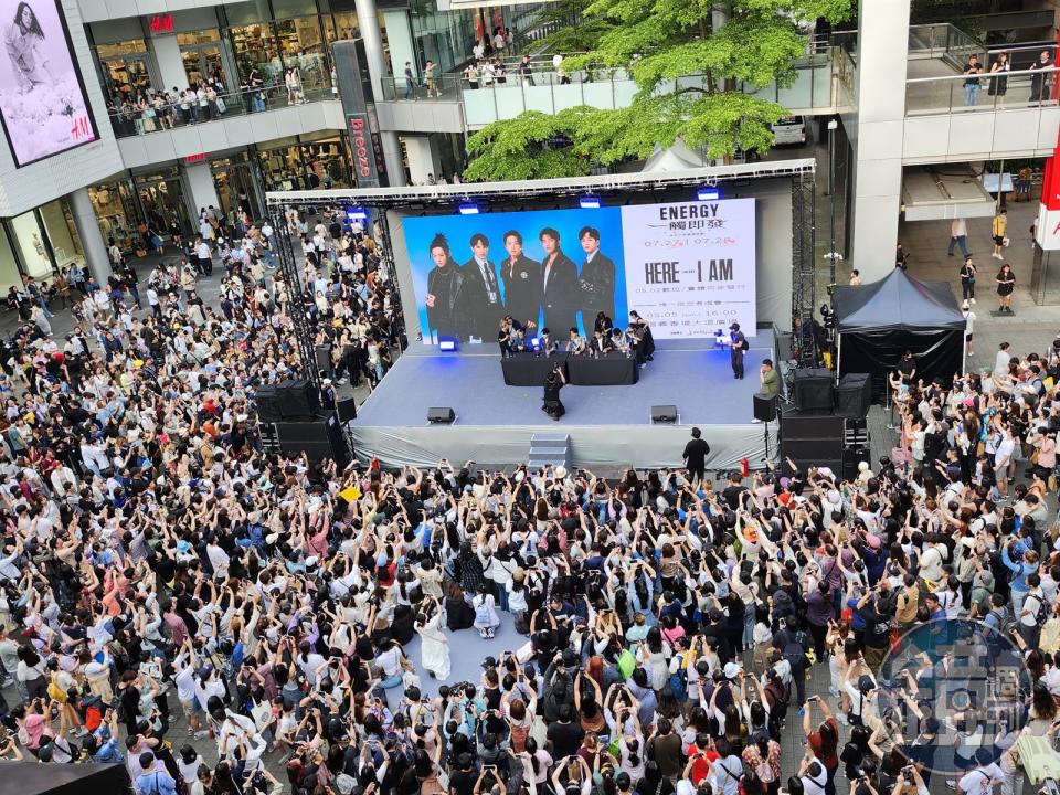 台北信義香堤廣場湧入5,000名粉絲，連天橋、百貨公司走道都擠滿歌迷爭睹Energy。