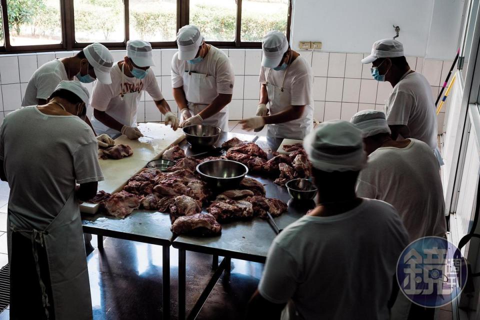 屏東戒毒村設有職訓中心，讓學員自製肉鬆和香腸，熟悉職場倫理，以便畢業後和社會銜接。