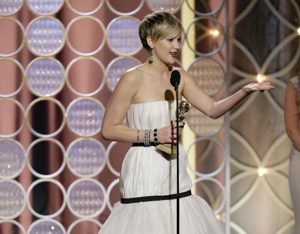 En esta imagen difundida por NBC, Jennifer Lawrence acepta el Globo de Oro a la mejor actriz de reparto por su papel en "American Hustle", el domingo 12 de enero del 2014 en el hotel Beverly Hilton en Beverly Hills, California. (AP Foto/NBC, Paul Drinkwater)