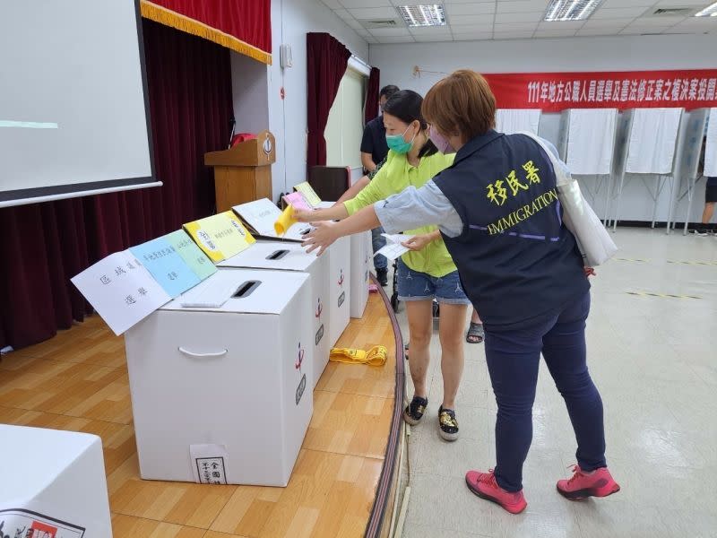 ▲新住民模擬圈票後將選票投入相對應票匭。（圖／移民署提供）