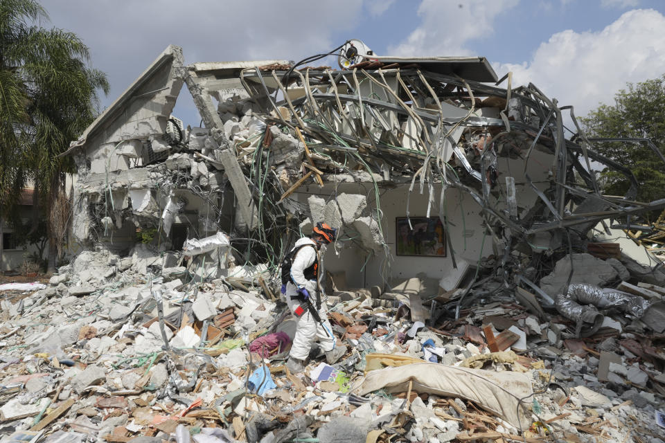 2023 年 10 月 11 日星期三，一名以色列士兵走过贝埃里基布兹 (Kibbutz Be'eri) 被哈马斯枪手摧毁的房屋。资料来源：美联社照片/Baz Ratner 