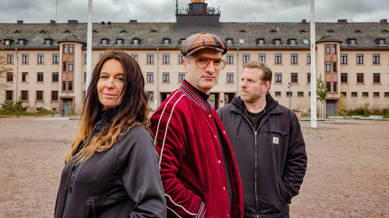 Cora E., Toni-L und Martin Stieber (von links) suchen auf dem Mark-Twain-Village in Heidelberg nach dem amerikanischen Einfluss, der für den HipHop der Stadt so wichtig war. (Bild: NDR)