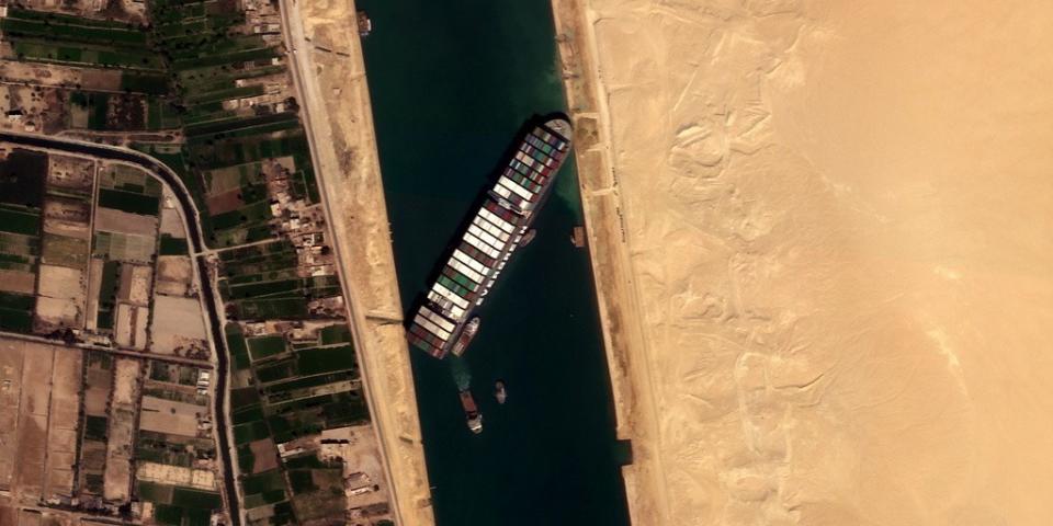 2021年3月25日，衛星照顯示蘇伊士運河被長榮海運「長賜輪」塞住的情況；長賜輪當月23日擱淺，直到29日才疏通。路透社／Satellogic