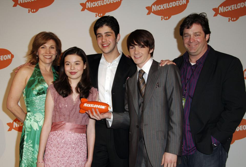 Nancy Sullivan, Miranda Cosgrove, Josh Peck, Drake Bell, and Jonathan Goldstein of "Drake & Josh" at the 19th Kids' Choice Awards.